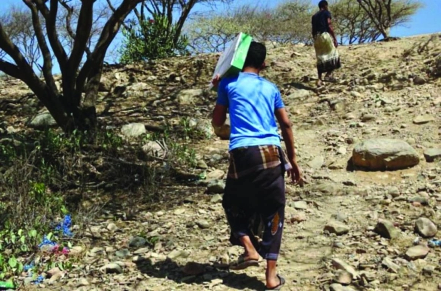 






يمنيون يحصلون على التمور                                                                (واس)