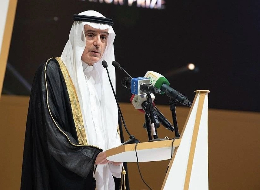 أمير مكة المكرمة يتوج الجبير بجائزة الاعتدال (واس)