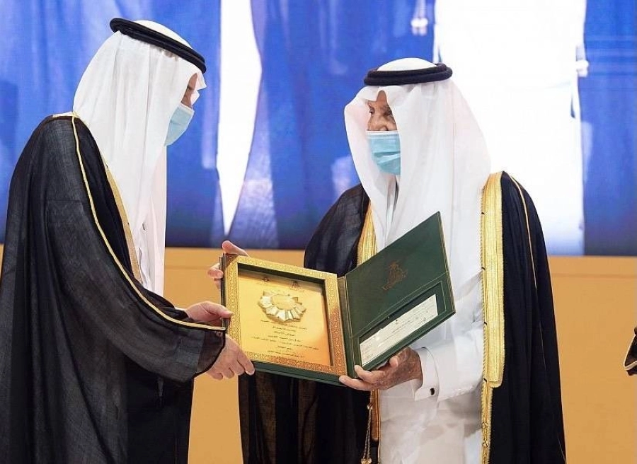 أمير مكة المكرمة يتوج الجبير بجائزة الاعتدال (واس)
