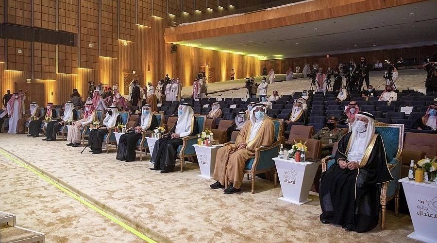 أمير مكة المكرمة يتوج الجبير بجائزة الاعتدال (واس)