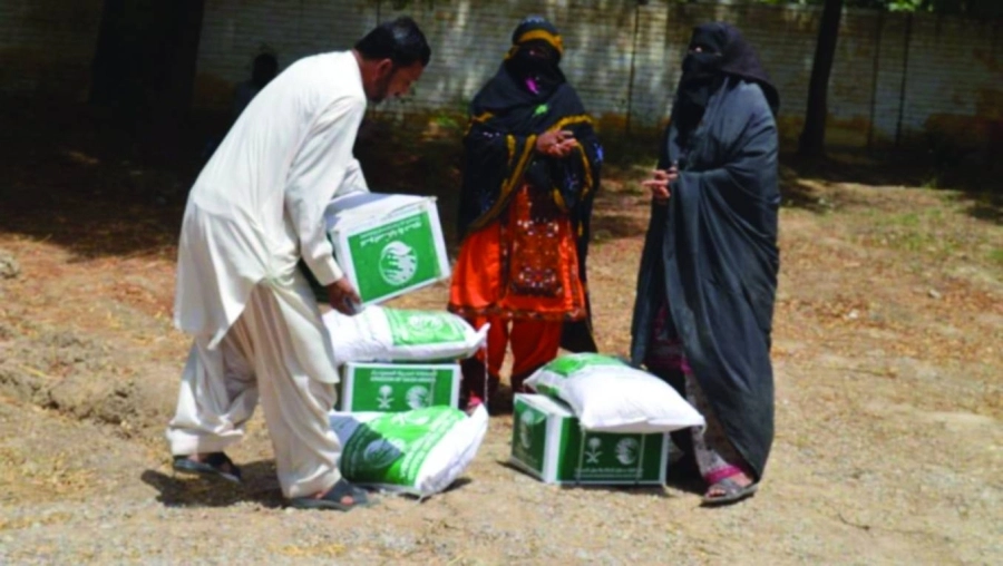 






باكسانيون يتسلمون سلالا غذائية                       (واس)