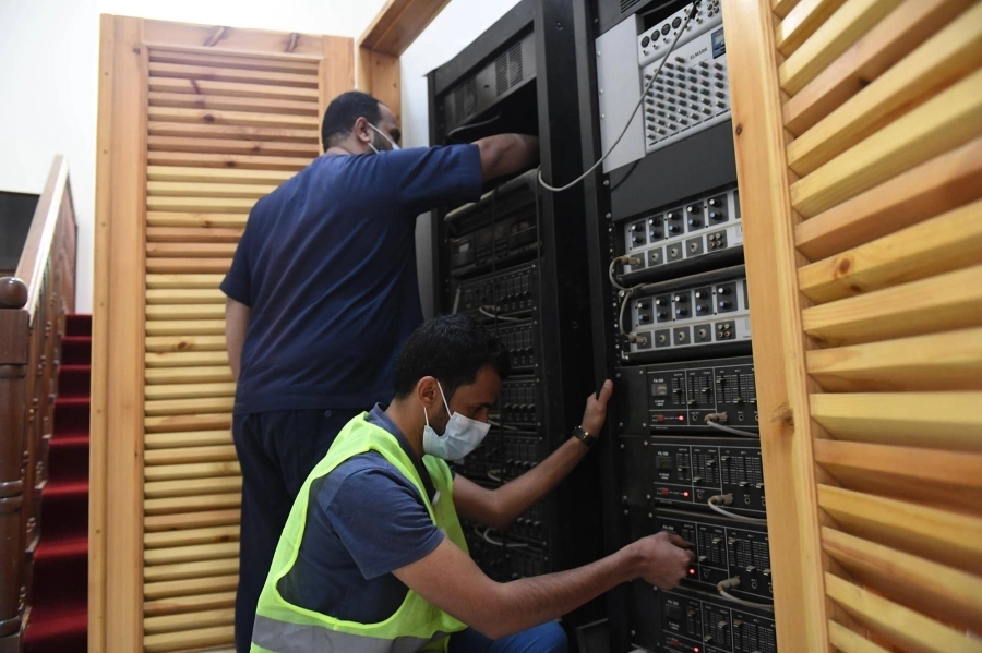 تهيئة صوتيات أحد المساجد استعدادا لرمضان
