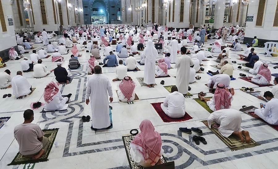 أداء صلاة التراويح بالمسجد الحرام في أول ليالي الشهر الكريم (واس)