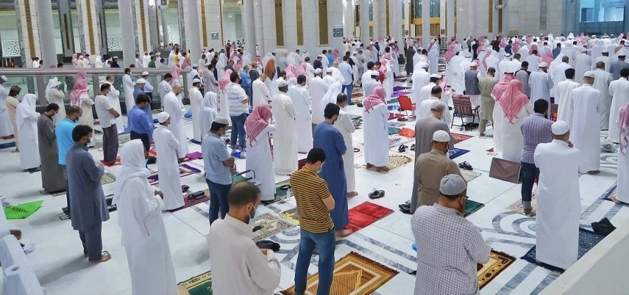 أداء صلاة التراويح بالمسجد الحرام في أول ليالي الشهر الكريم (واس)