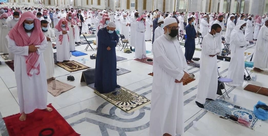 أداء صلاة التراويح بالمسجد الحرام في أول ليالي الشهر الكريم (واس)