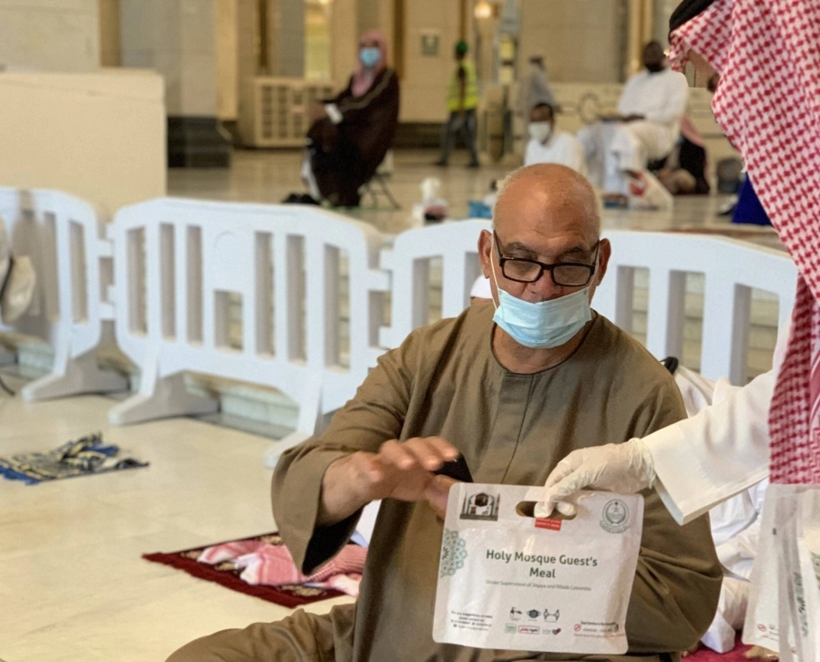 توزيع وجبات إفطار مغلفة للصائمين بالمسجد الحرام (مكة)