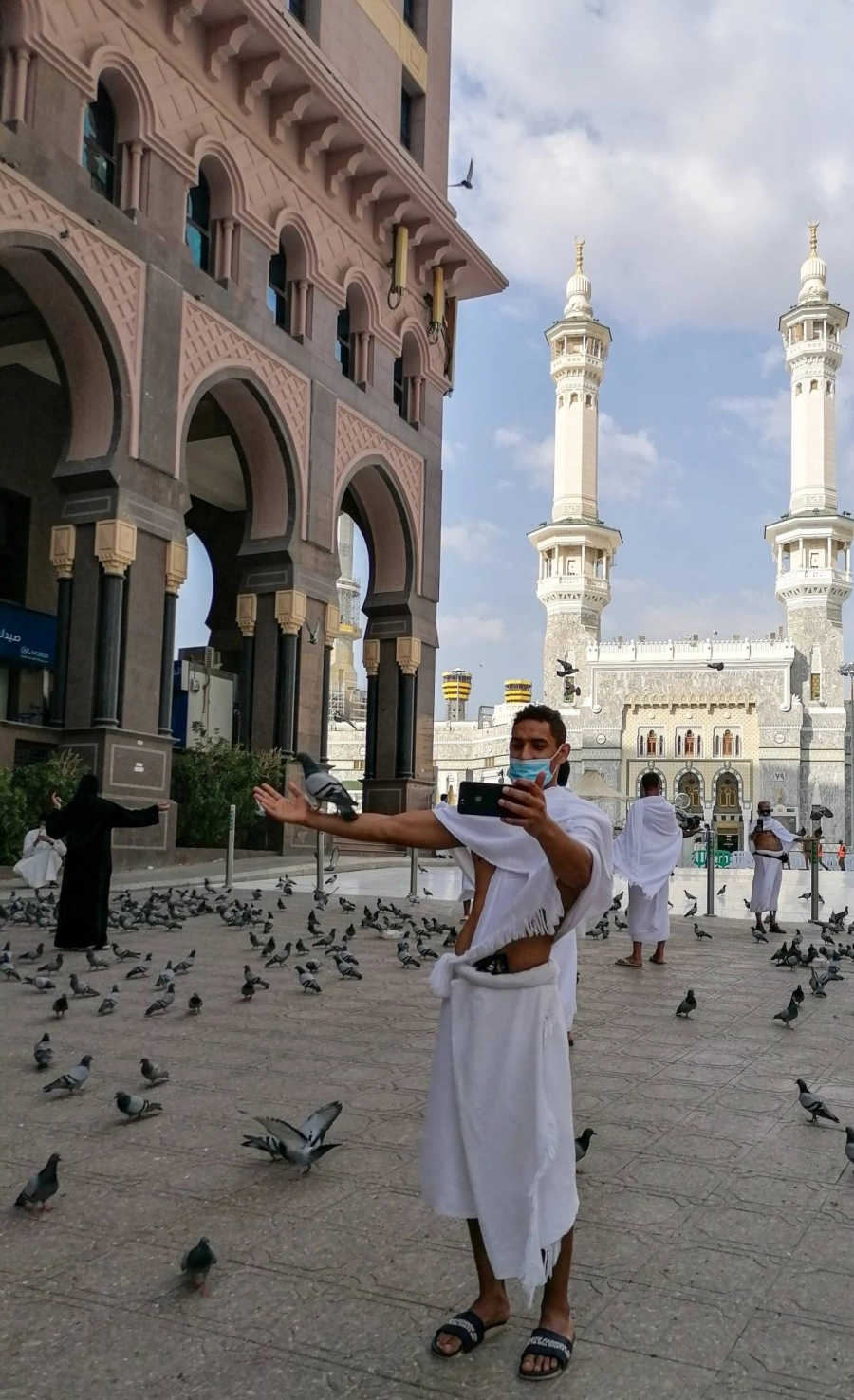 حرص المعتمرون في أول أيام رمضان على إطعام الحمام والتقاط الصور التذكارية (أنس الحارثي) 