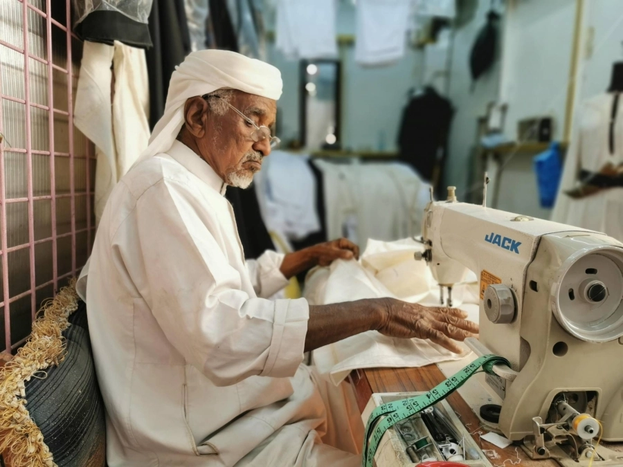 ابن سروان خلال حياكته الزي النجراني القديم                                    (واس)