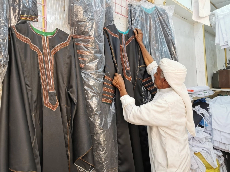 ابن سروان خلال حياكته الزي النجراني القديم                                    (واس)