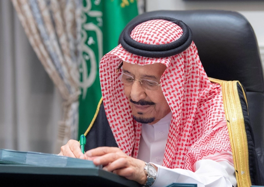 الملك سلمان خلال ترؤسه جلسة مجلس الوزراء عبر الاتصال المرئي أمس الأول (واس)