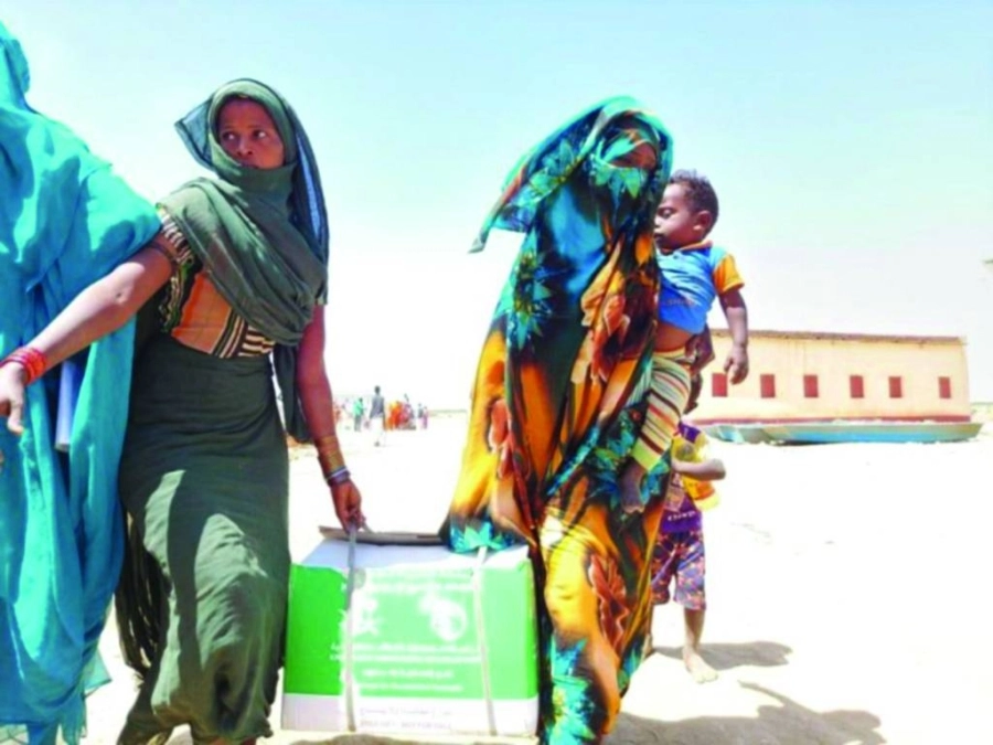 سيدتان من ولاية البحر الأحمر في السودان بعد تسلمهما السلال الغذائية الرمضانية التي يوزعها مركز الملك سلمان للإغاثة والأعمال الإنسانية.
