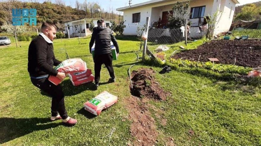 مواطنون ألبان يحملون السلال الغذائية     (واس)