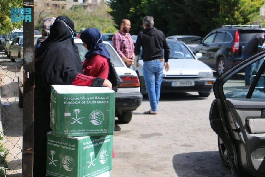 اسر تحمل سلالا غذائية سعودية     (واس)