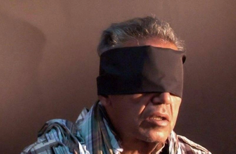 






شارمهد معصوب العينين