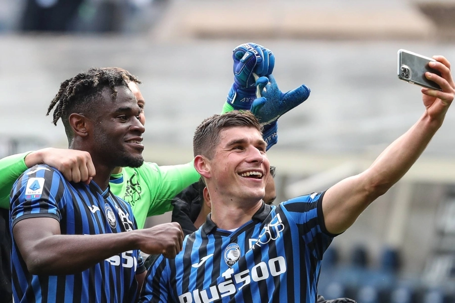 






لاعبو أتلانتا يؤرخون للفوز على يوفنتوس أمس                              (د ب أ)