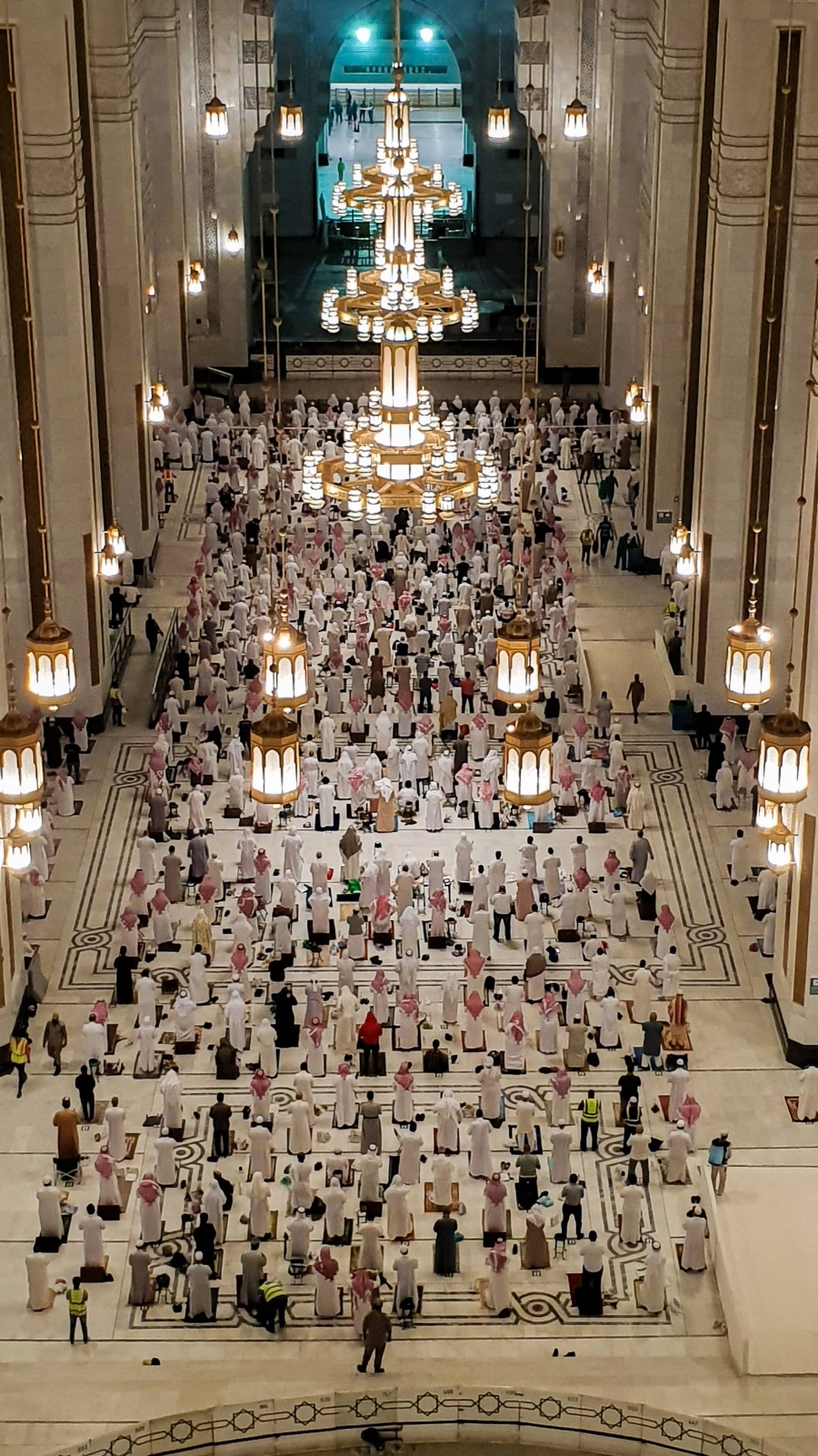 عدد من المصلين داخل المسجد الحرام يعيشون روحانية شهر رمضان المبارك، وسط خدمات سخرتها الرئاسة العامة لشؤون المسجد الحرام والمسجد النبوي.