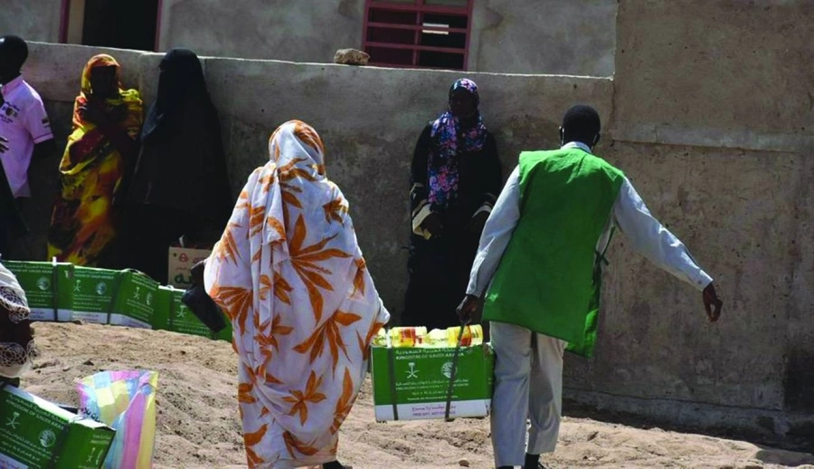 يدا بيد يحملان سلة غذائية في السودان  (واس)