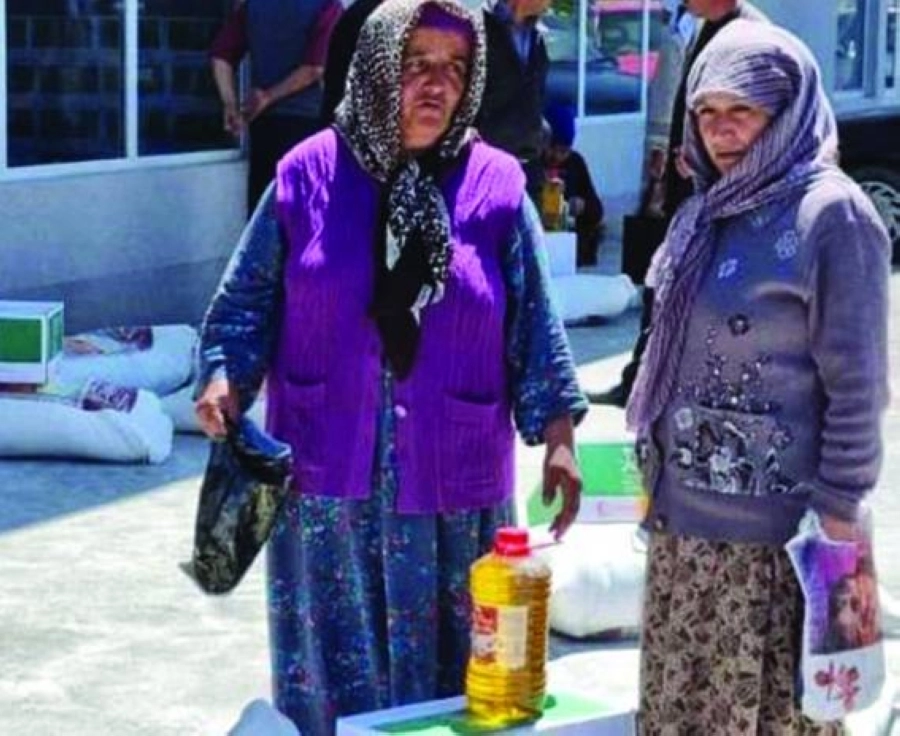 سيدتان من طاجيكستان تحملان سلة غذائية  (واس)