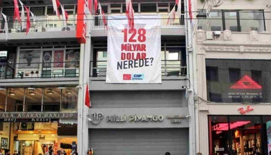 لوحة تسأل عن مصير الـ128 مليارا                        (مكة)