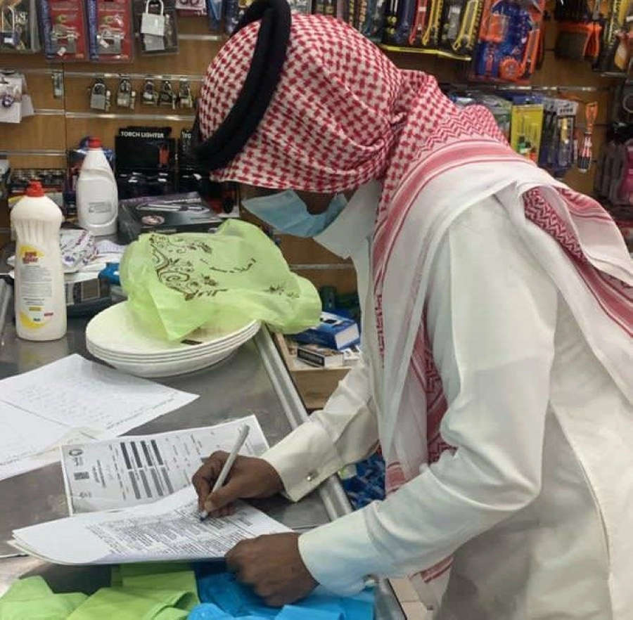 






مراقبو البلدية خلال إغلاق المحال المخالفة                                  (مكة)