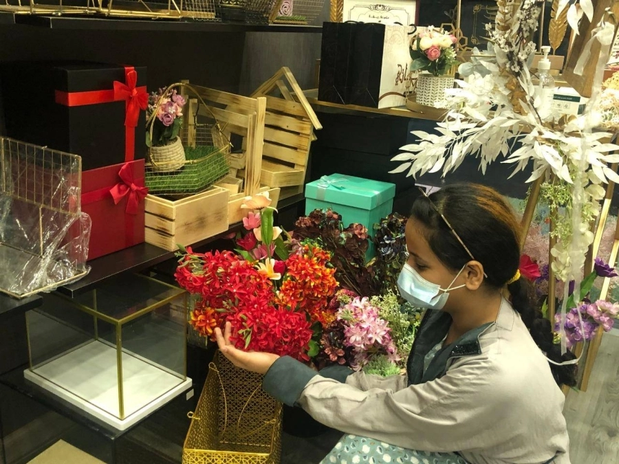 فتاة منهمكة في تنسيق الزهور (مكة)