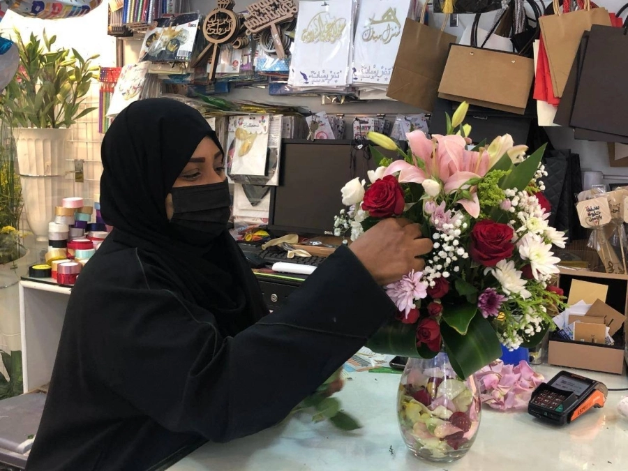 إحدى الفتيات منهمكة في تنسيق الزهور (مكة)