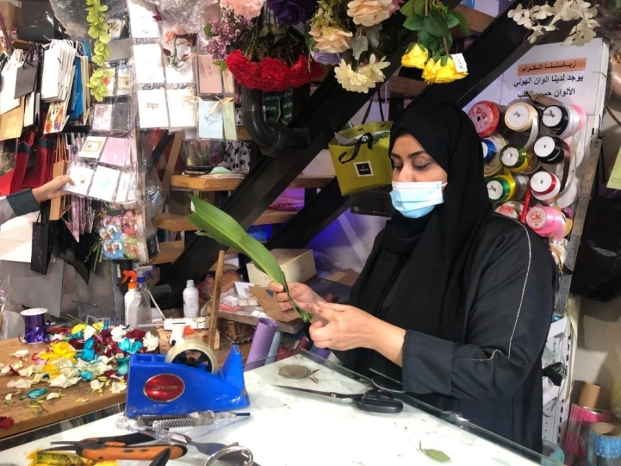 






إحدى الفتيات منهمكة في تنسيق الزهور                      (مكة)