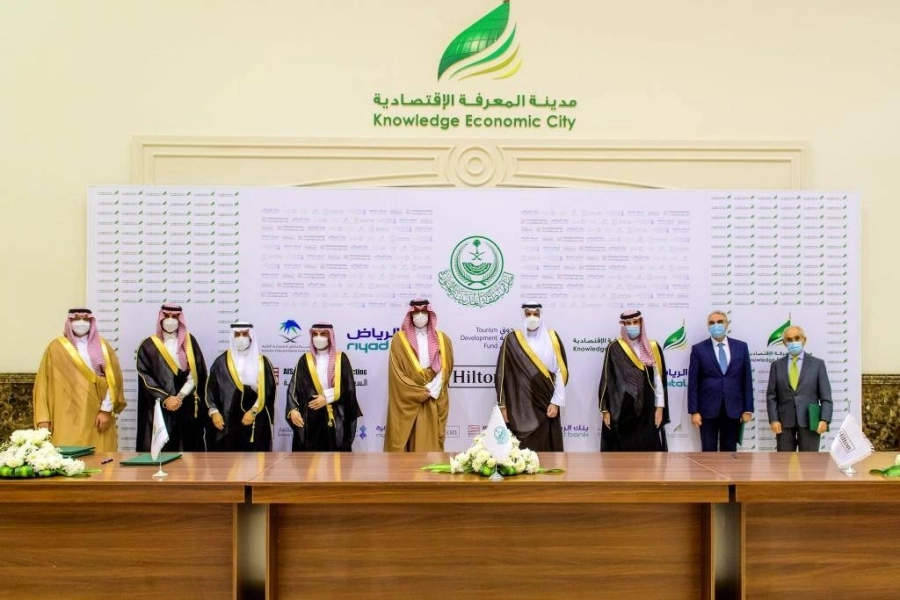 أمير المدينة خلال توقيع مشروع مدينة المعرفة (إمارة المنطقة)