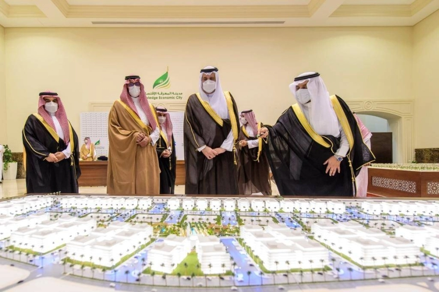 






أمير المدينة المنورة يستمع لشرح عن المشاريع          (إمارة المدينة)