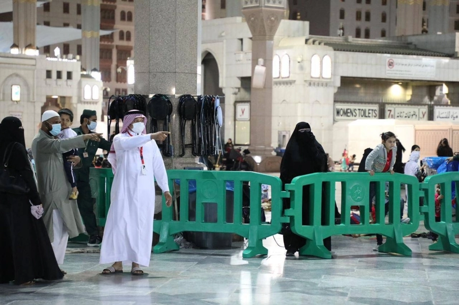 






متطوعون يرشدون زوار المسجد النبوي