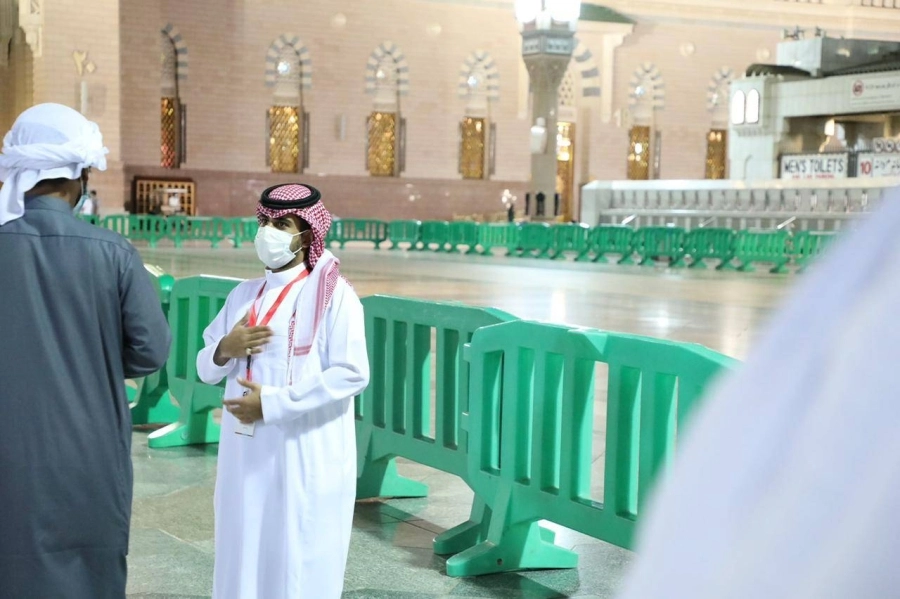 متطوع خلال استقبال أحد الزوار (مكة)