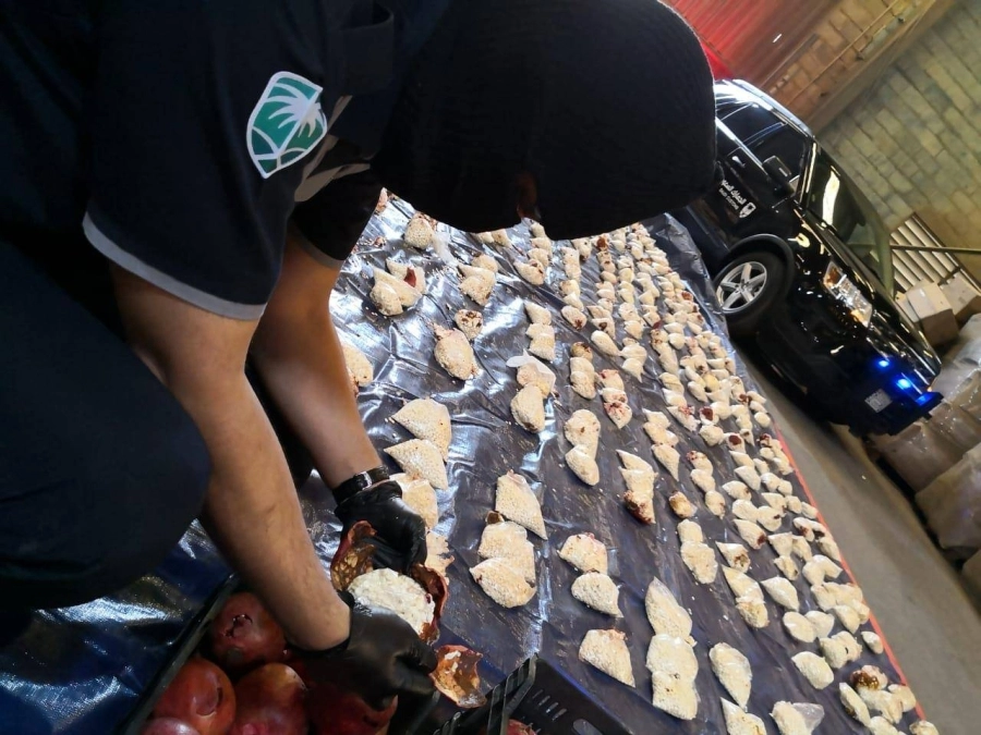 






حبوب الكبتاجون المضبوطة في فاكهة الرمان                (مكة)