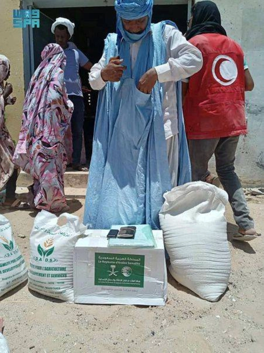 






موريتاني يستعد لحمل السلال الرمضانية