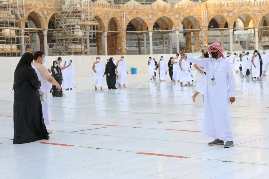 مراقبو الرئاسة خلال توجيه المعتمرين    