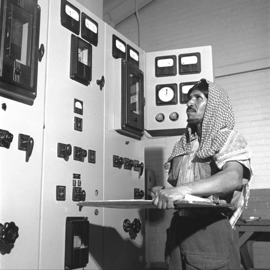 






أحد عمال التابلاين يتميز بلبسه وانضباطه                         (مكة)