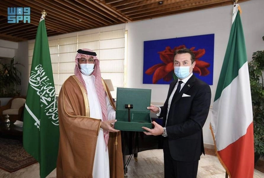 خلال مراسم تسليم رسمية المملكة تسلم مطرقة مجموعة العشرين لإيطاليا