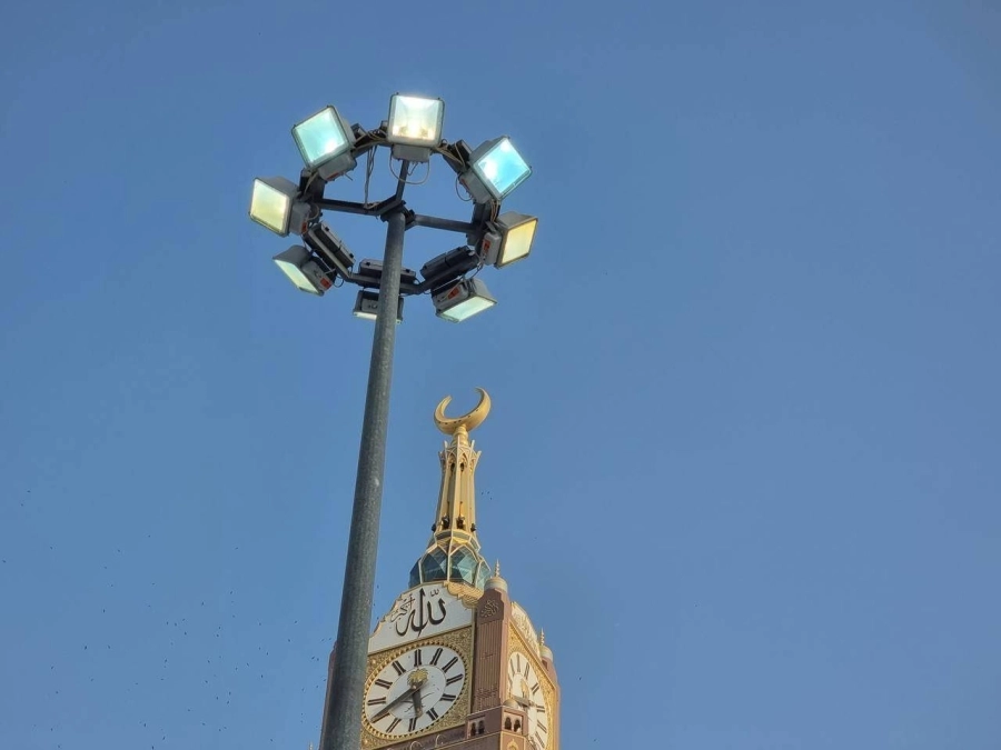 جانب من إنارة الساحات الخارجية (مكة)