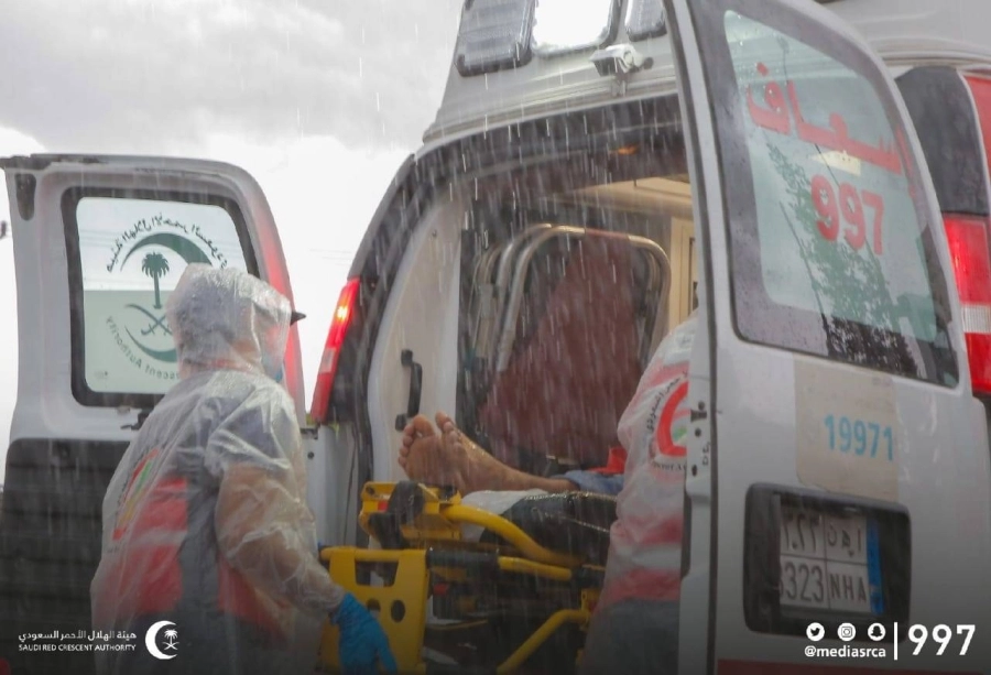 إسعاف إحدى الحالات خلال تساقط الأمطار 