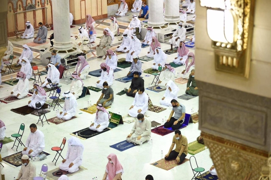 






مصلون في ساحات المسجد النبوي   (مكة)