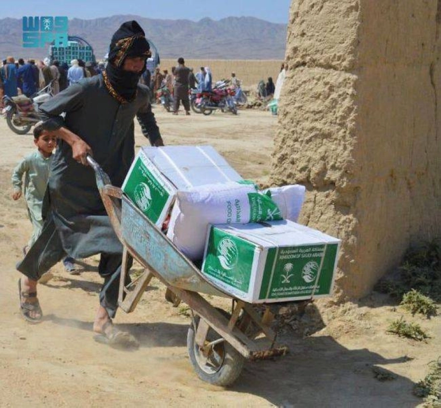 باكستاني يحمل أكثر من سلة (واس)