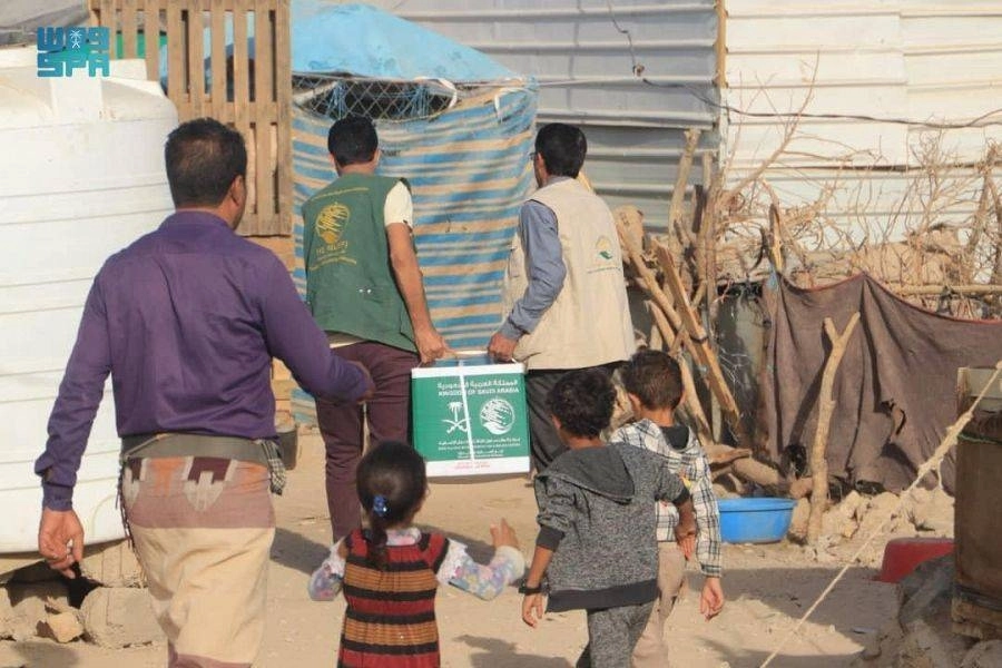 إيصال السلال للأسر النازحة في مأرب (واس)