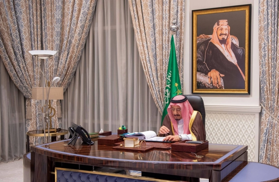 الملك سلمان خلال ترؤسه الاجتماع عبر الاتصال المرئي (واس) 