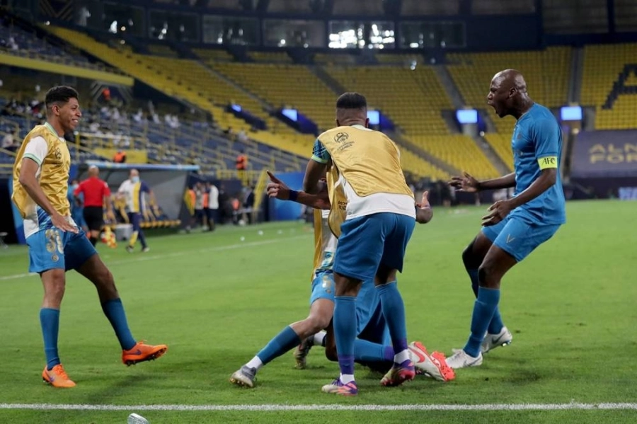 فرحة لاعبي النصر بهدف الترجيح أمس (نواف الجبني)