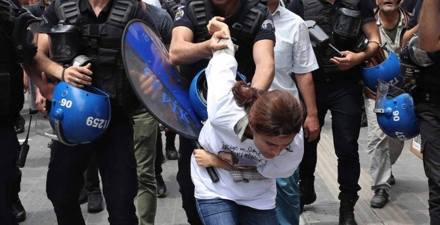 أحد انتهاكات الشرطة التركية                                           (مكة)