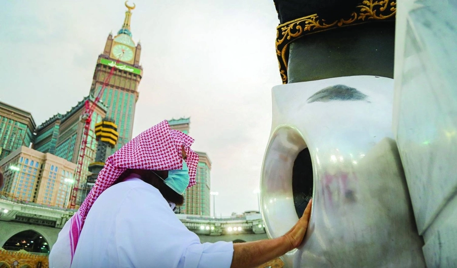 من تطييب الحجر الأسود                            (مكة)