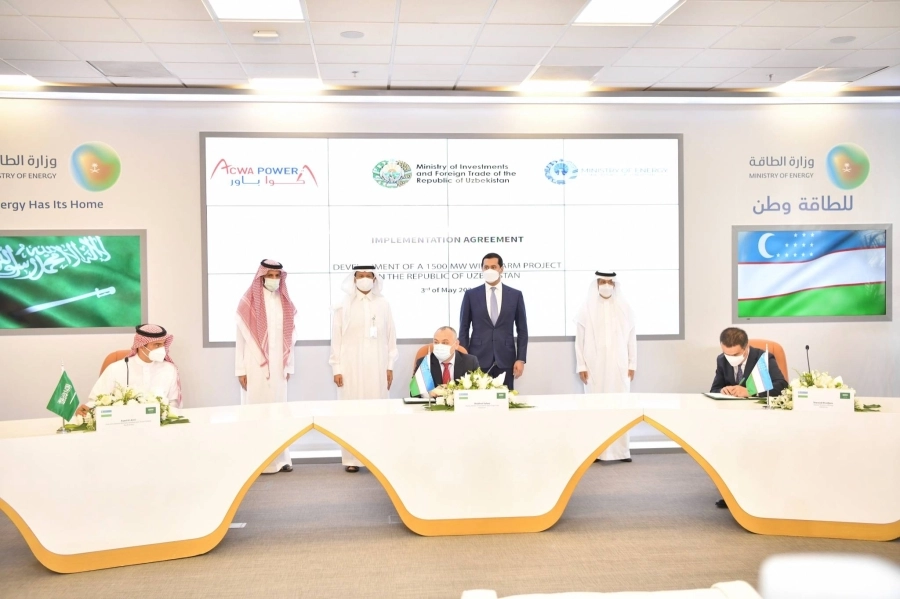 






.. وأثناء حضوره توقيع الاتفاقية