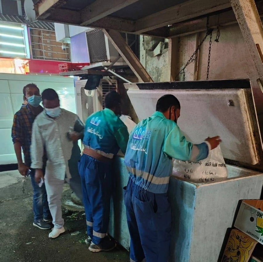 أمانة جدة تتلف 100 كجم من اللحوم ومصادرة 700 كجم من الخضروات بنطاق البغدادية