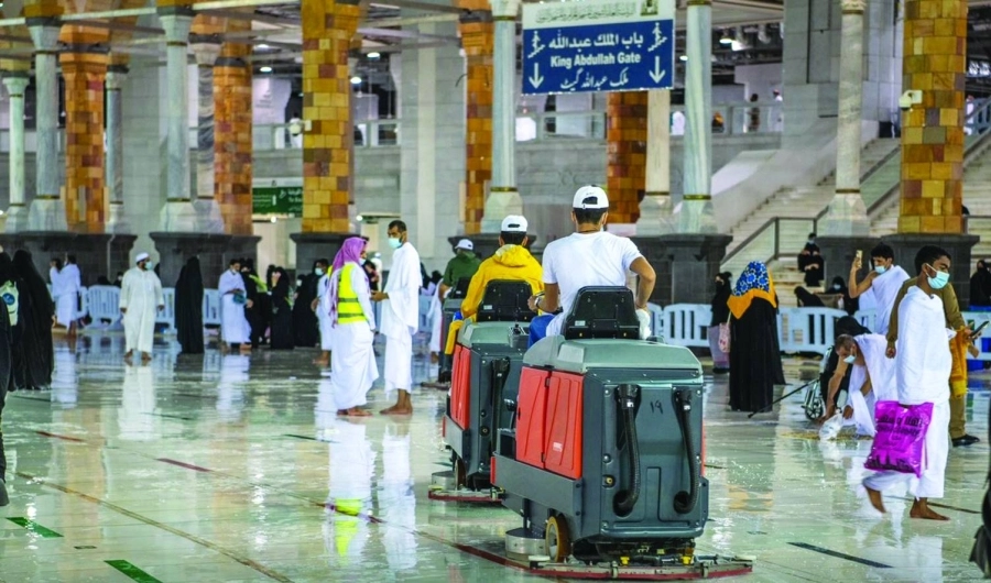 1.4 مليون لتر لتعقيم المسجد الحرام ووقاية قاصديه             (مكة)