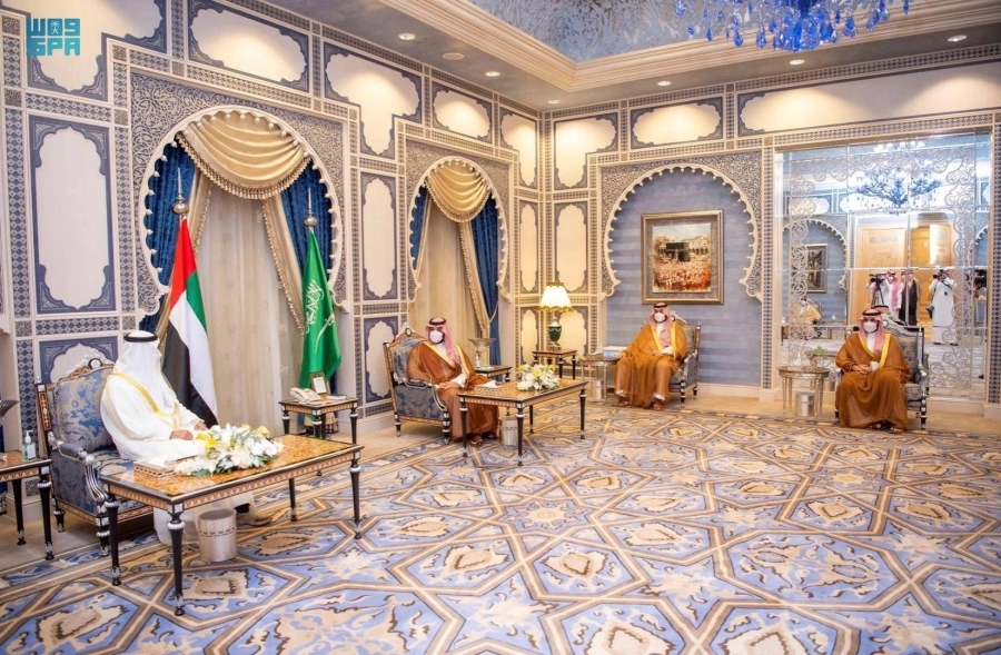 ولي العهد يجتمع بولي عهد أبو ظبي ويستعرضان العلاقات الثنائية بين البلدين