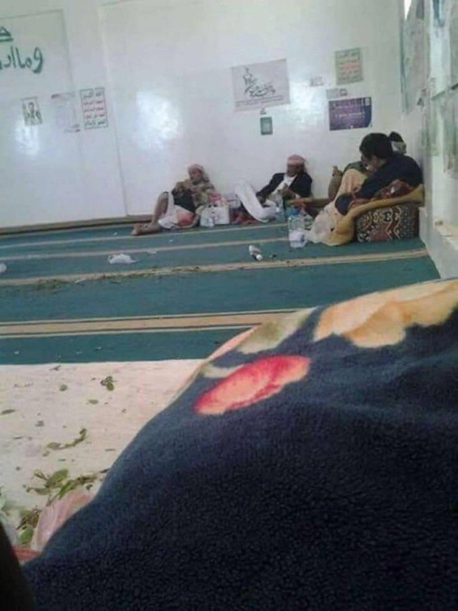 






عناصر حوثية تتناول القات         (مكة)